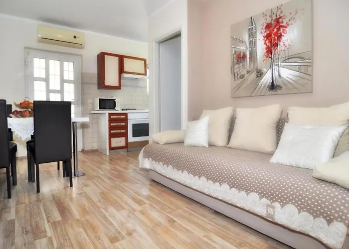 Lovely In זאדאר